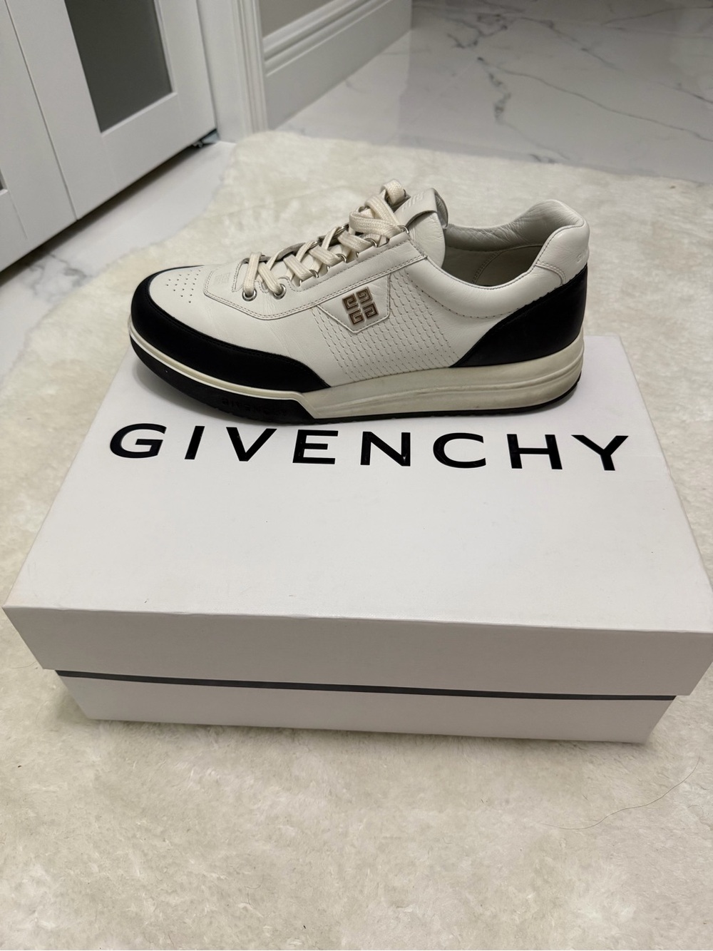 Givenchy Men’s Cream and Black Leather Low-Top Sneaker